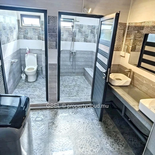**Élégante Villa à Vendre à Grand Gaube – 5 Chambres et Terrasse**