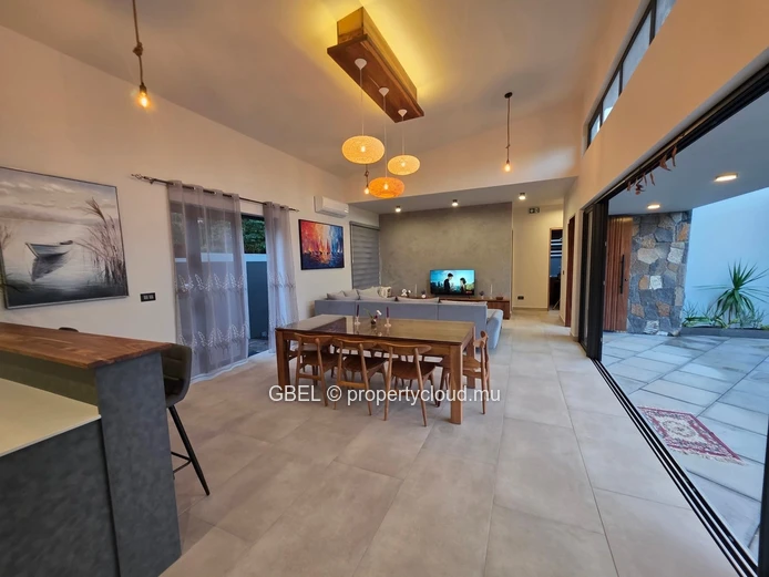 Stylish Furnished 4BR Albion Villa with Pool
