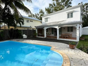 Sublime Villa 4 chambres à vendre à Bain Boeuf, Grand Baie avec piscine, 17 Perches