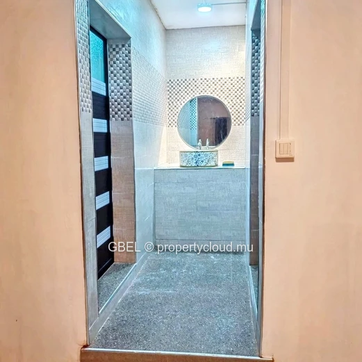 **Élégante Villa à Vendre à Grand Gaube – 5 Chambres et Terrasse**