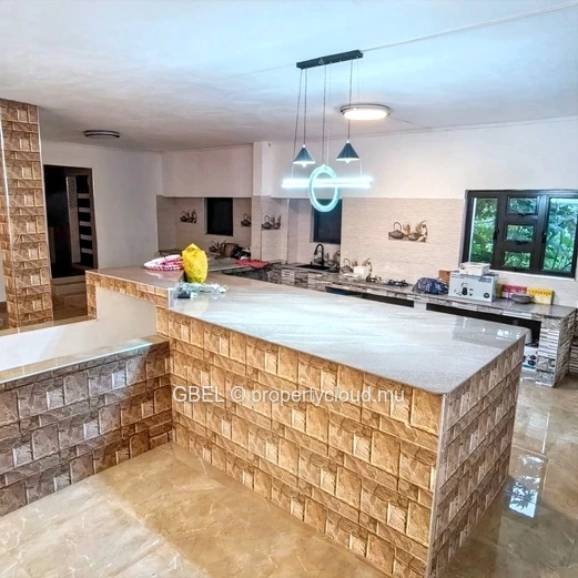 **Élégante Villa à Vendre à Grand Gaube – 5 Chambres et Terrasse**